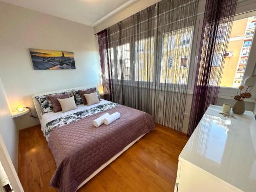 Spacious 3BDR App in Center "Sunny Bayside"