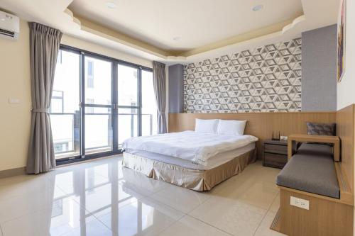 pokój hotelowy z łóżkiem i oknem w obiekcie Jialai Homestay w mieście Magong