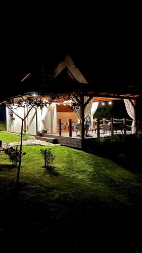 Κήπος έξω από το Domek Babiogórski z JACUZZI