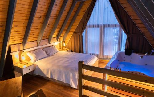 1 dormitorio con cama y ventana grande en Çambaşı Doğa Tesisleri en Cambaşı Yaylası