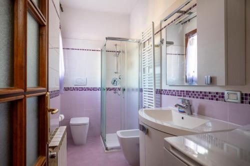ein Bad mit einem Waschbecken, einem WC und einer Dusche in der Unterkunft Residenza Sabrina in Venedig