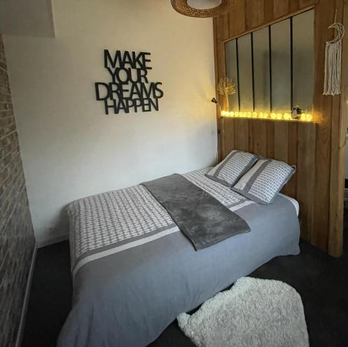 Ένα ή περισσότερα κρεβάτια σε δωμάτιο στο Chambre indépendante proche parcours Loire à Vélo
