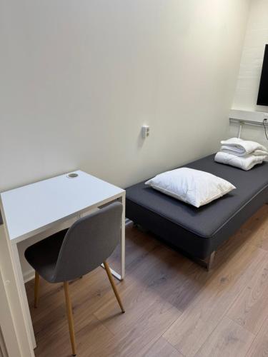 Habitación pequeña con cama y escritorio. en Italian Rooms 6, en Aalborg