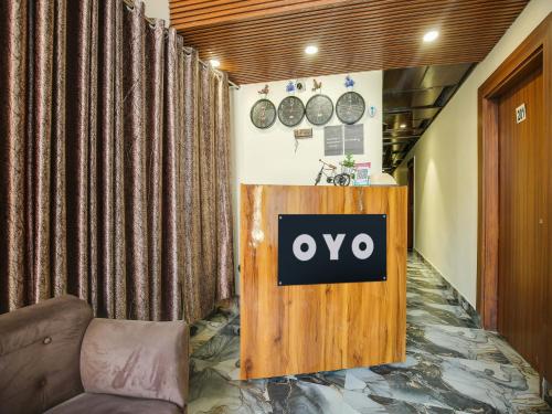 um escritório com um sinal de ovo num pódio em OYO Hotel Blessing em Karnal