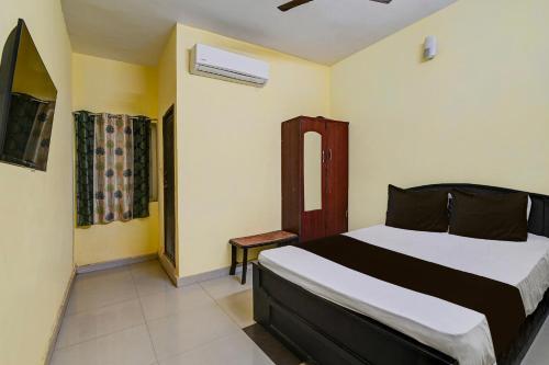 een slaapkamer met een groot bed en een raam bij OYO Grand Stay in Chennai