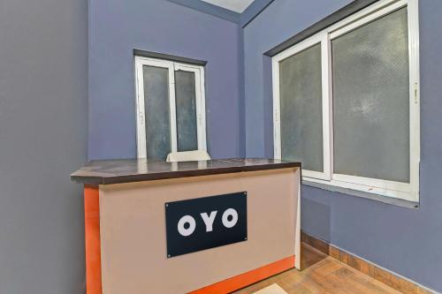 een oro-bord op een aanrecht in een kamer met twee ramen bij OYO Grand Stay in Chennai