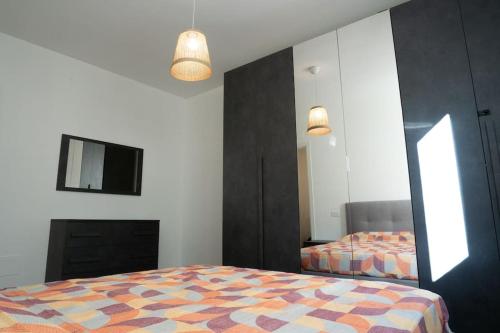 um quarto com uma cama e uma televisão na parede em [Da Filippo] - between station and centre em Monza
