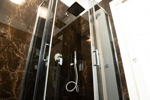 uma cabina de duche em vidro numa casa de banho com em [Da Filippo] - between station and centre em Monza