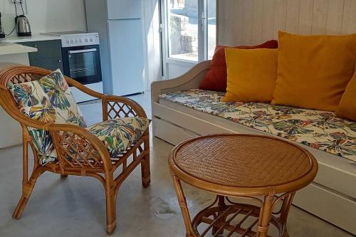ein Wohnzimmer mit 2 Stühlen und einem Sofa in der Unterkunft Une pause Champêtre : gîte avec terrasse in Saint-Cierge-sous-le-Cheylard