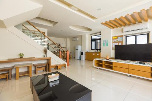 TV a/nebo společenská místnost v ubytování Jialai Homestay