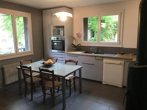 une cuisine avec une table et des chaises dans une cuisine dans l'établissement Paris’s, à Balaguères