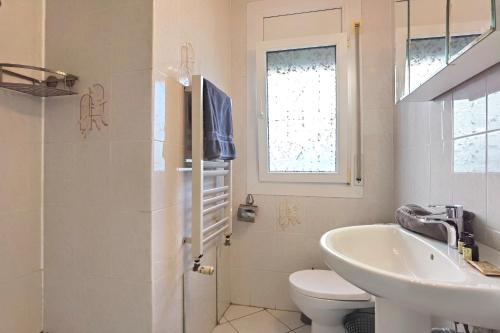エンプリアブラバにあるLEON INMO Casa Nagore - 10074の白いバスルーム(洗面台、トイレ付)