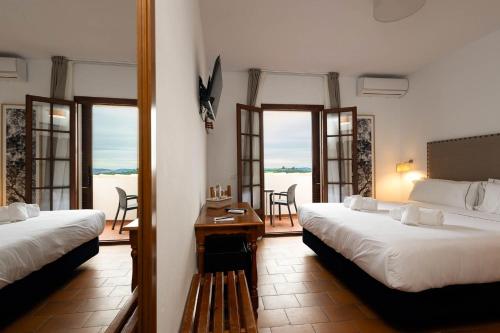 Postel nebo postele na pokoji v ubytování Hotel Tugasa Villa de Algar
