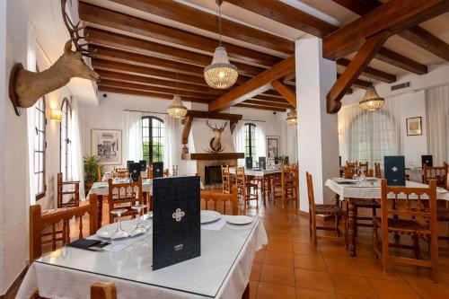 アルガールにあるHotel Tugasa Villa de Algarのテーブルと椅子付きの広いダイニングルーム