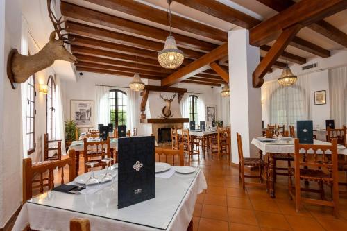 阿爾加爾的住宿－Hotel Tugasa Villa de Algar，大型用餐室配有桌椅