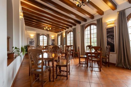 a dining room with a table and chairs at Hotel Tugasa Villa de Algar in Algar