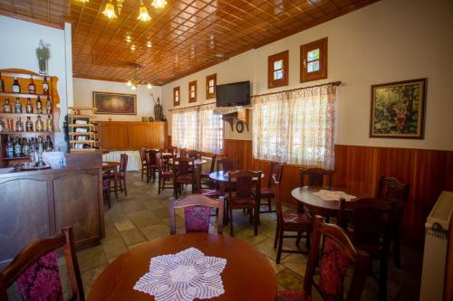 una sala da pranzo con tavoli e sedie in un ristorante di Hotel Adonis a Metsovo