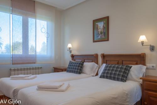 two beds sitting next to each other in a bedroom at AV Casa Aurora - Quintes in Villaviciosa