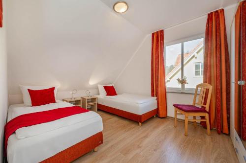 1 Schlafzimmer mit 2 Betten und einem Fenster in der Unterkunft Ferienhaus Sonne 6c in Korswandt