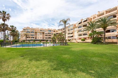 un grande condominio con un ampio prato di Playa de Los Álamos-Playamar Torremolinos Málaga. a Torremolinos