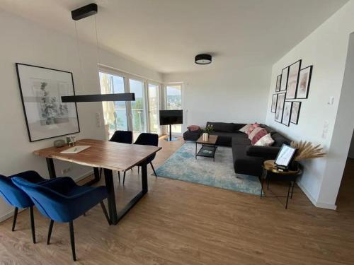 科布倫茨的住宿－Moselblick Penthouse mit Terrasse，客厅配有桌子和沙发