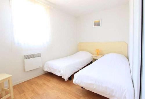 1 Schlafzimmer mit 2 Betten und einem Fenster in der Unterkunft Maison calme + piscine + pinède + parking in Castries