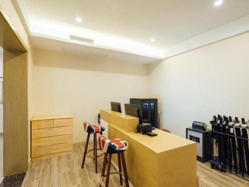 un ufficio con due sgabelli di fronte a una scrivania di ZMAX Hotels Wuhan East Lake a Wuhan