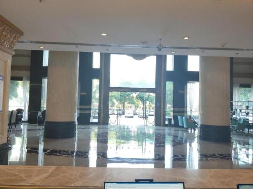 a large lobby with a large window and a large floor at Xana Lite Heyuan Shanghui Building Bus Station in Heyuan