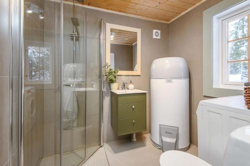 a bathroom with a shower and a toilet and a sink at Koselig hytte 10 minutter fra Lillehammer sentrum in Lillehammer