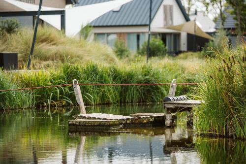 a dock on a body of water with a rope at Ridderstee Ouddorp Duin in Ouddorp