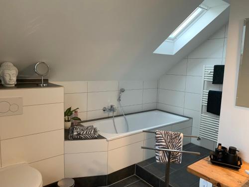 uma casa de banho com banheira num quarto em Apartment Elisa em Osnabrück