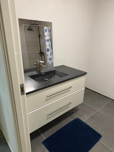 een badkamer met een wastafel en een spiegel bij Italian Rooms 7 in Aalborg