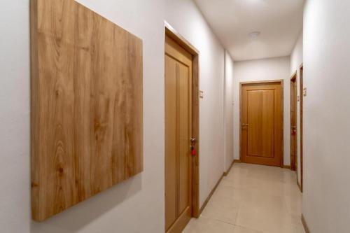 pasillo con puerta de madera y pasillo sidx sidx en Super OYO 3159 Festive Inn, en Medan