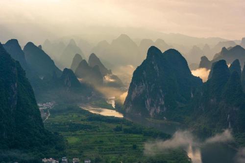 uma vista para um vale com montanhas e um rio em Guilin Wanjing Hotel em Guilin