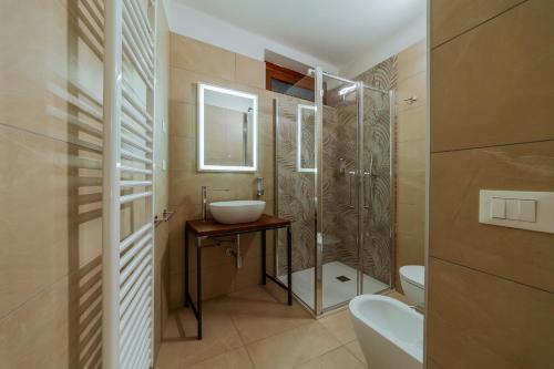 bagno con lavandino, doccia e servizi igienici di Hotel Alla Sosta a Rezzato