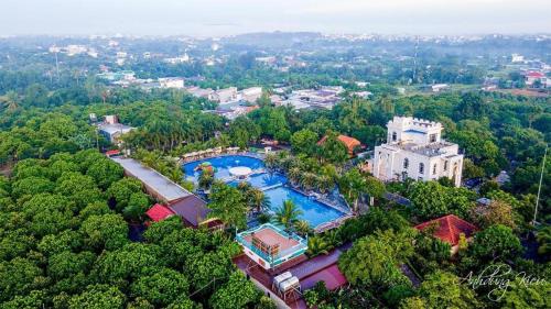 einen Luftblick auf ein Resort mit einem Pool in der Unterkunft SPRING GARDEN HOTEL LK in Long Khanh