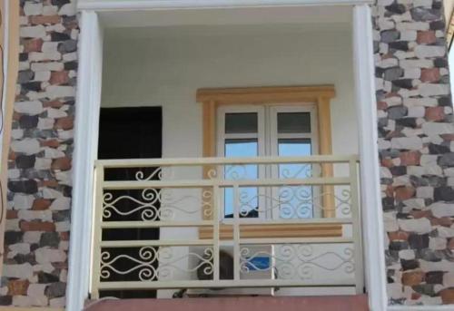 una puerta al balcón de una casa en Ayoluyem Aparthotel and Suites, en Ogbodo