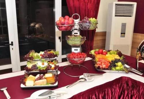 bufet owoców i warzyw na stole w obiekcie Mac View Hotels w Owerri