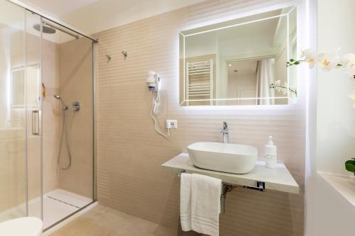 uma casa de banho com um lavatório e um chuveiro em FARNESINA SUITE em Roma
