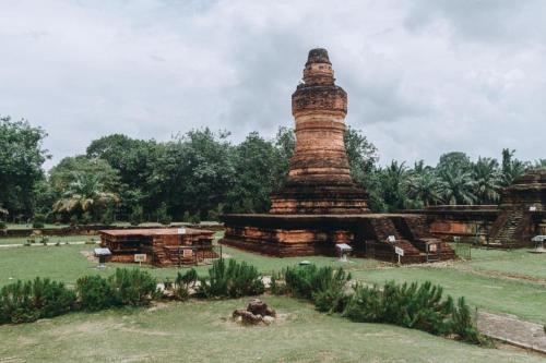 una pagoda en medio de un parque en MEGARA HOTEL PEKANBARU en Pekanbaru