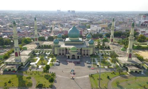 une vue aérienne sur la mosquée rashtrapati bhawan en Inde dans l'établissement MEGARA HOTEL PEKANBARU, à Pekanbaru