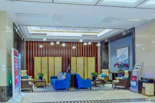 hol sklepu z niebieskimi krzesłami i stołami w obiekcie Days Hotel by Wyndham Hunan Changsha Convoy w mieście Muyun