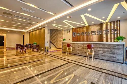 青島市にあるCity 118 Hotel Qingdao Boardcast Towerの椅子とテーブルが置かれた空きボーリング場
