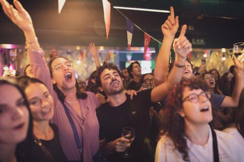 un grupo de personas en una multitud en una fiesta en Ostello Bello Milano Duomo, en Milán