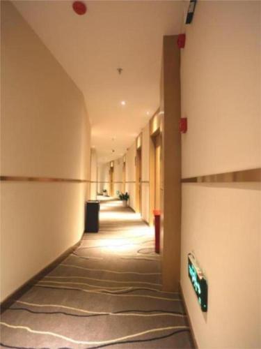korytarz budynku biurowego z długim korytarzem w obiekcie City Comfort Inn Hunan Biological Electromechanical College East Station w mieście Xingsha