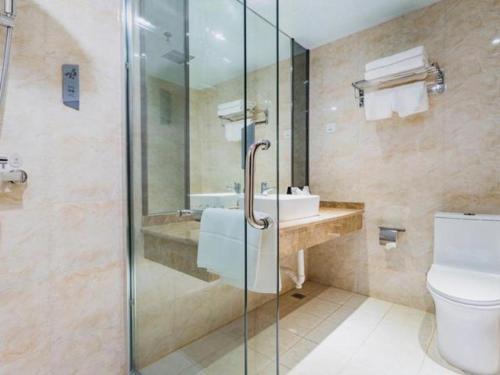 y baño con ducha, aseo y lavamanos. en Borrman Hotel Guangzhou Tower Zhongda Metro Station Pazhou Exhibition en Cantón