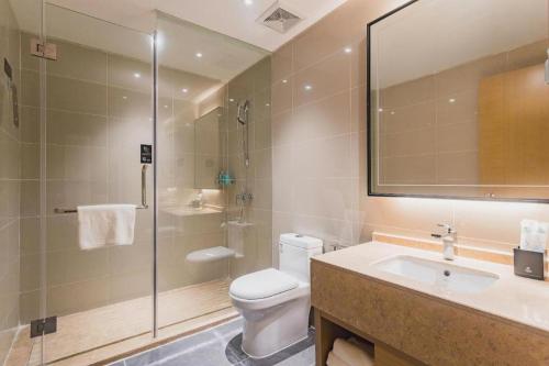 y baño con aseo, lavabo y ducha. en City Comfort Inn Dongguan Xiping Metro Station en Huangcun