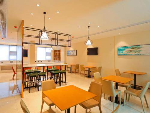 A restaurant or other place to eat at City Comfort Inn Xianning Yinquan Avenue