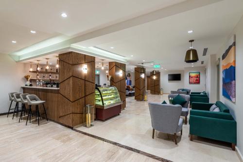 a lobby with a bar and a waiting room at Best Western Plus Tabuk City Center in Tabuk