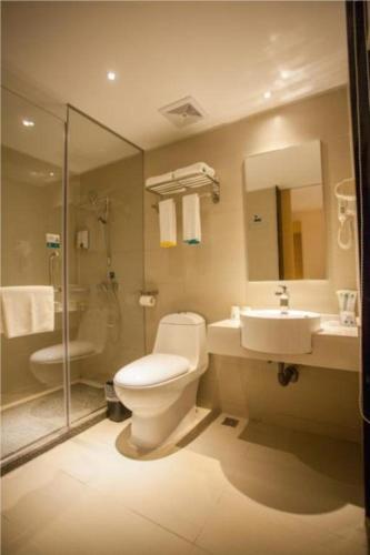 ein Bad mit einem WC, einem Waschbecken und einer Dusche in der Unterkunft City Comfort Inn Huaihua Tunnel Bus Station in Tongdao